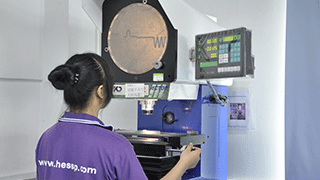 スプリングは車の上で何の役割をしますか？